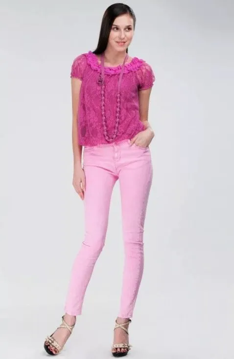Розовая блузка и розовые джинсы