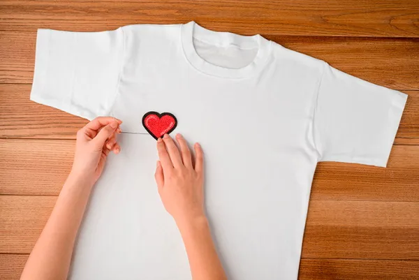 Как отремонтировать дырки на футболках: семь способов ремонта разных дырок