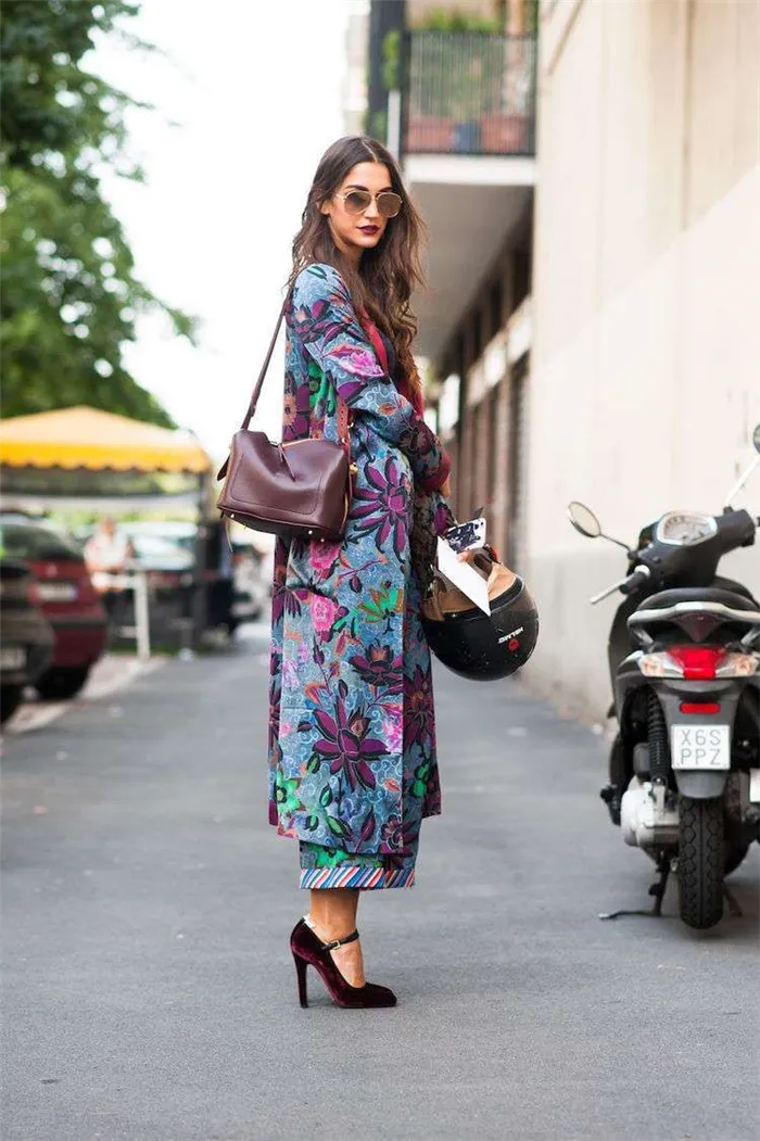 Женское длинное кимоно с цветочным узором и туфли с птицей марсала