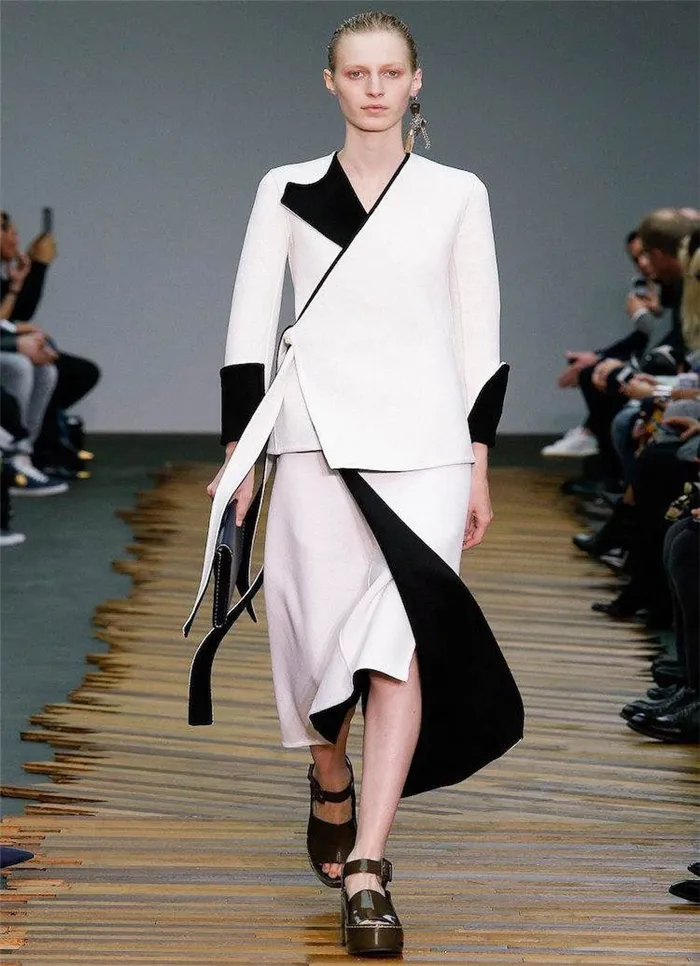 Кимоно женщины бант современный графический черный белый подиум мода