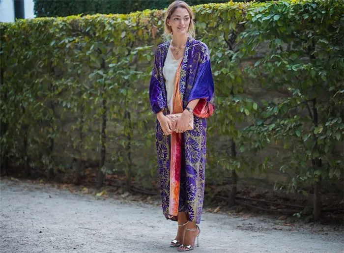 Женское длинное кимоно с абстрактным рисунком в ультрафиолетовом цвете