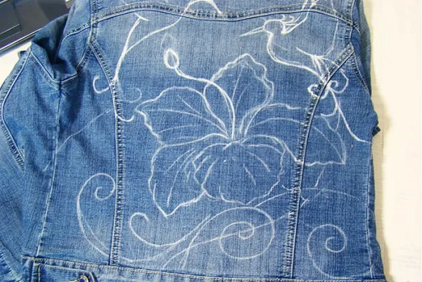 Меловой рисунок на джинсовой куртке