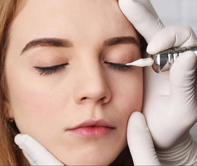 Можно ли продлить татуаж глаз с помощью процедуры макияжа глаз?