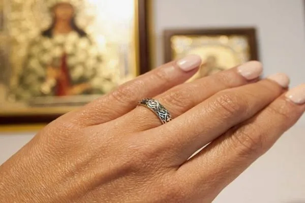 Обручальное кольцо мужа на фоне православных икон