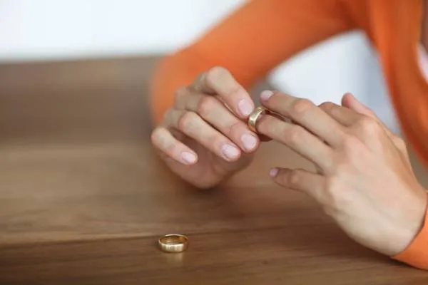 На каком пальце вдова должна носить обручальное кольцо?