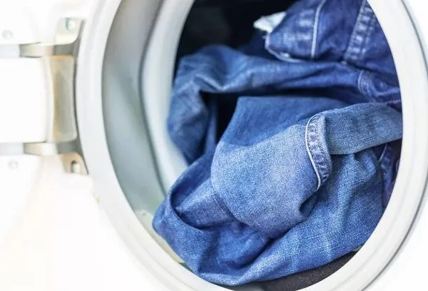 Стирайте джинсы в стиральной машине