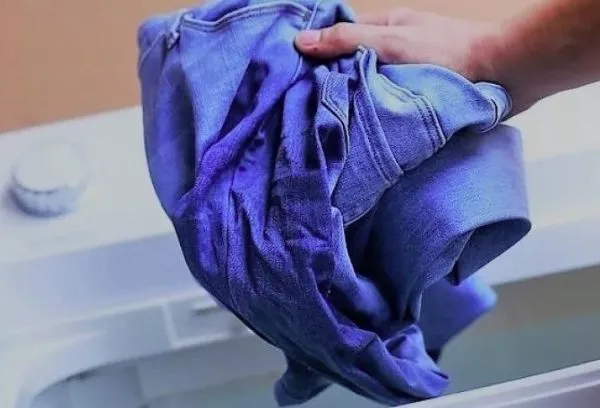 Стирайте брюки в стиральной машине