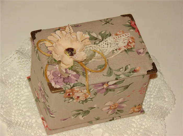 Украшение коробки, цветы из ткани