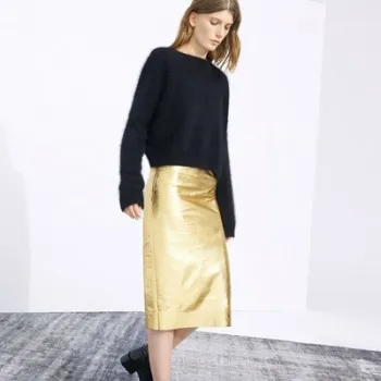 Стиль от Zara: золотая юбка и черный свитер