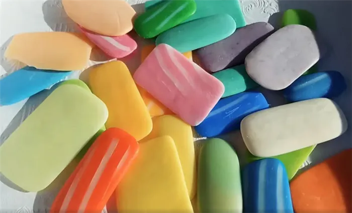 Разноцветные бруски мыла позволяют быстро сделать красивое мыло в домашних условиях