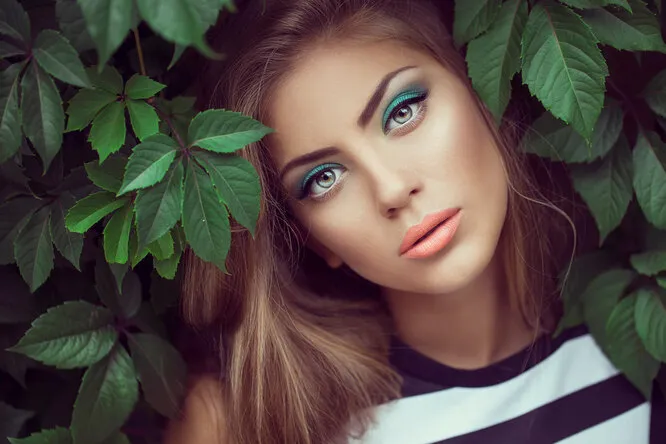 Усиление красоты: лучшие оттенки для зеленых глаз