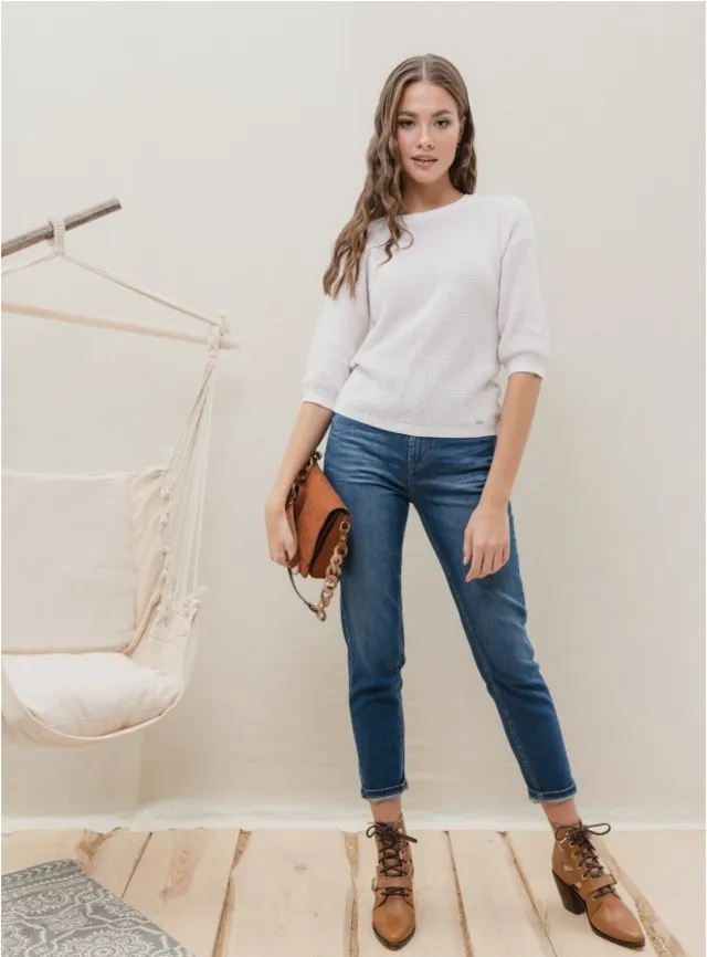 Синие укороченные джинсы, тонкий джемпер, клатч и туфли на толстом каблуке - элегантный минимализм.