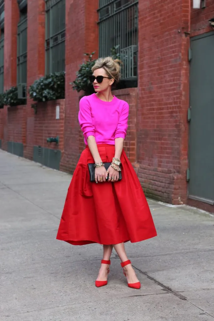 Красная юбка, розовая блузка и красные туфли