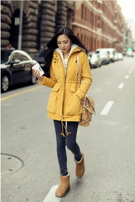 Девушка в желтом пальто