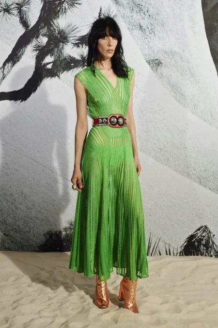 Зеленое атласное платье с поясом