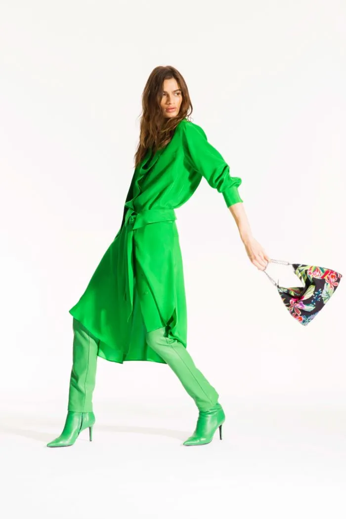 Зеленое платье с бордовыми туфлями