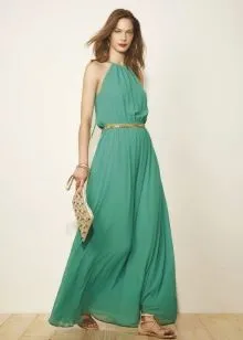 Струящееся зеленое платье с золотыми аксессуарами
