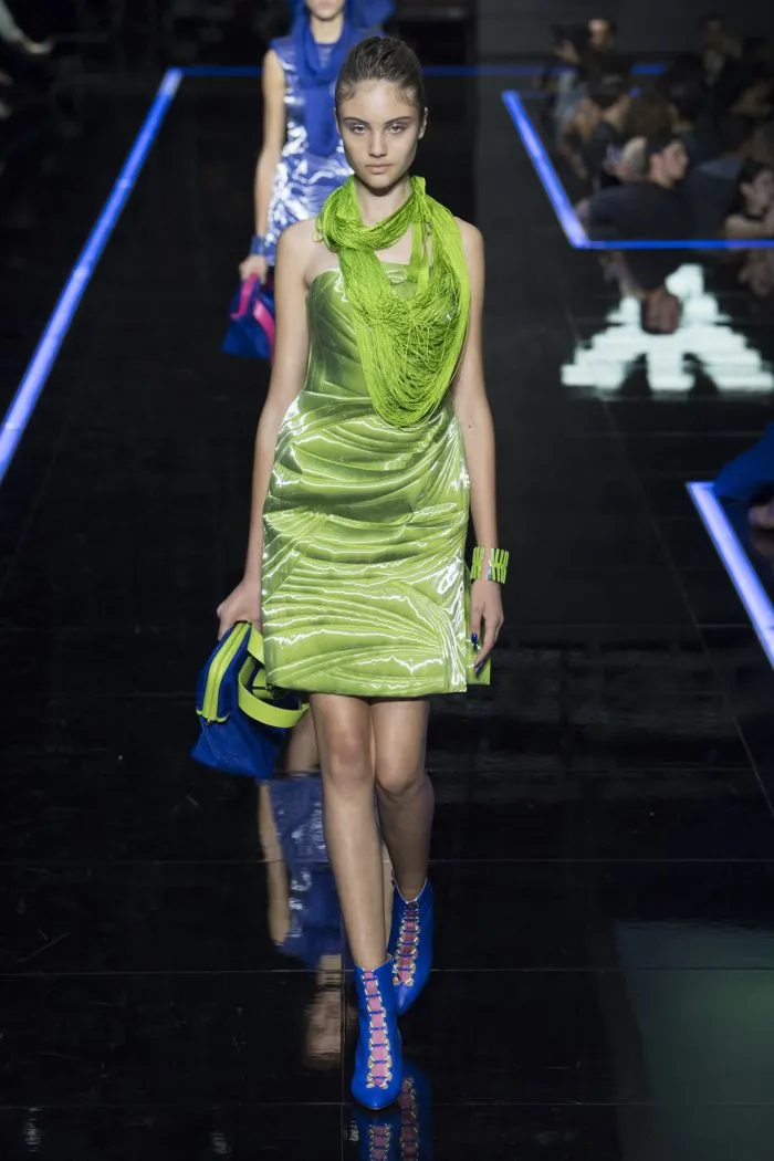 Современное зеленое платье Emporio Armani