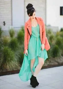 Зеленое платье с персиковым жакетом