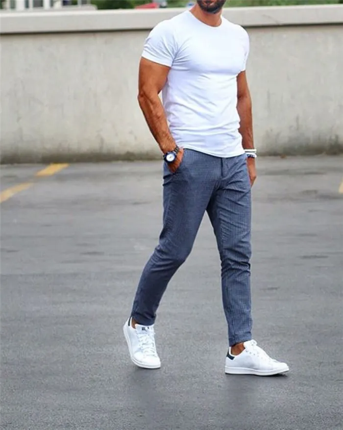 Серые брюки, белая футболка, кроссовки - простой и всегда удачный образ.
