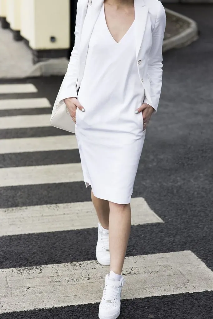 Простое платье, кроссовки и белый пиджак создают общий образ.