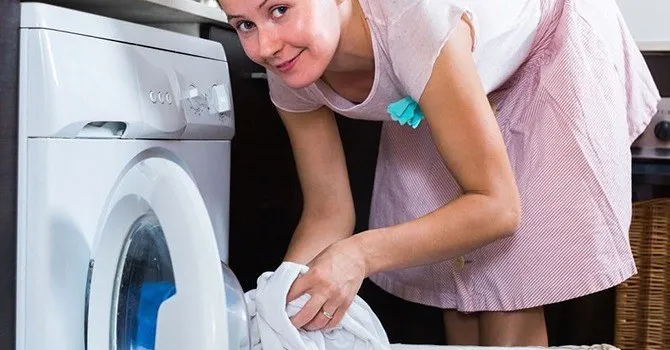 Стирайте кухонные полотенца в стиральной машине при температуре 70 градусов или выше.