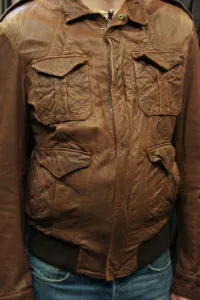 Растягивание помятых кожаных курток