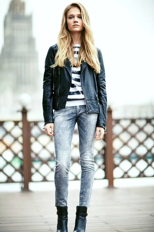 Девушка в серых джинсах и полосатом джемпере