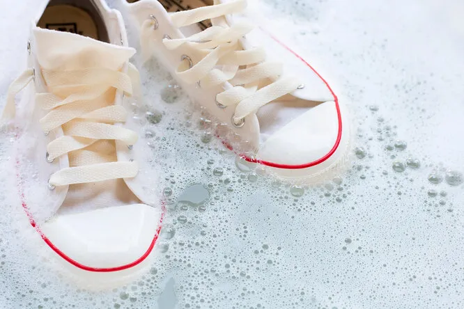 Как очистить белые кроссовки без стирки
