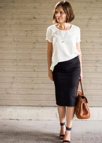 Черная юбка-карандаш в сочетании с белой блузкой