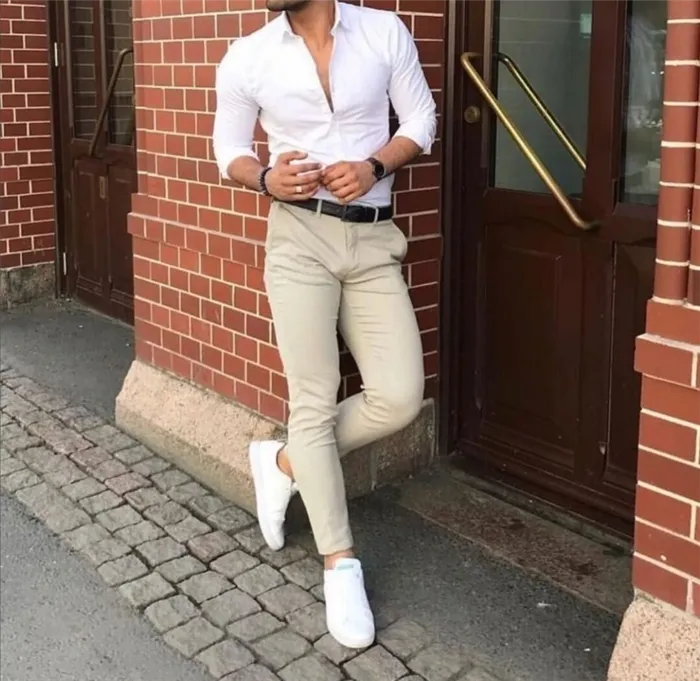 Белая рубашка джинсы и кроссовки