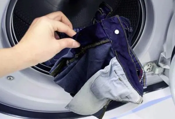 Стирайте джинсы в стиральной машине.
