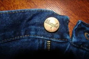 Как заменить пуговицу на джинсах