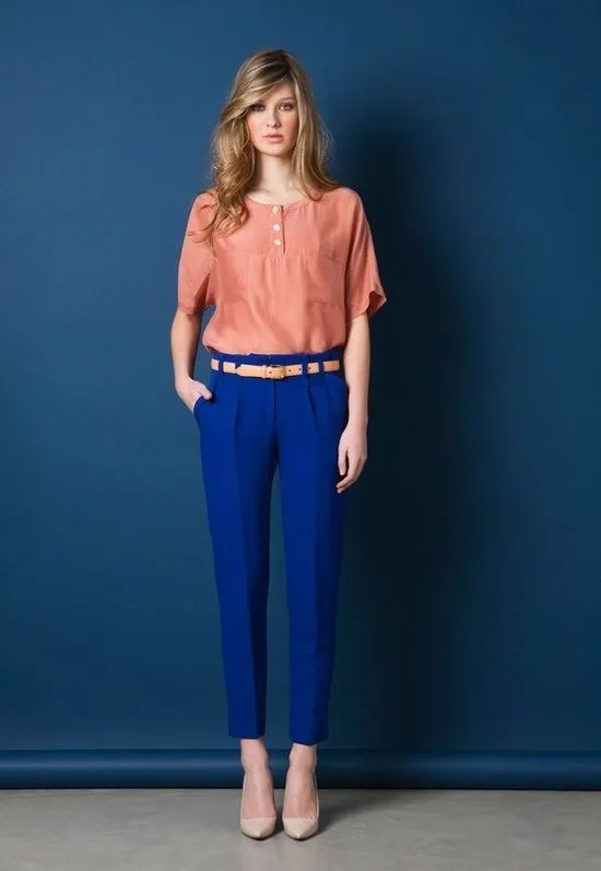 Девушка в брюках и персиковой рубашке