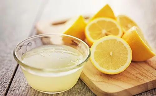 Свежевыжатый лимонный сок в чашке.