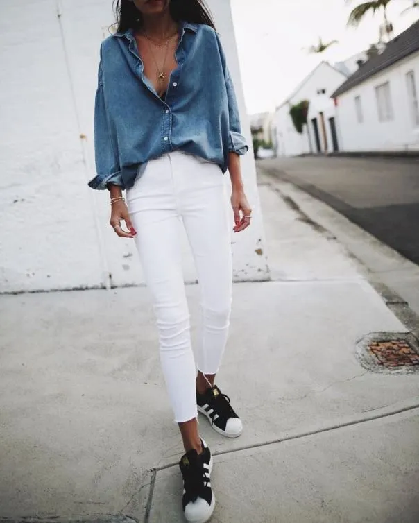 Белые джинсы для женщин 2022 - Модные фото
