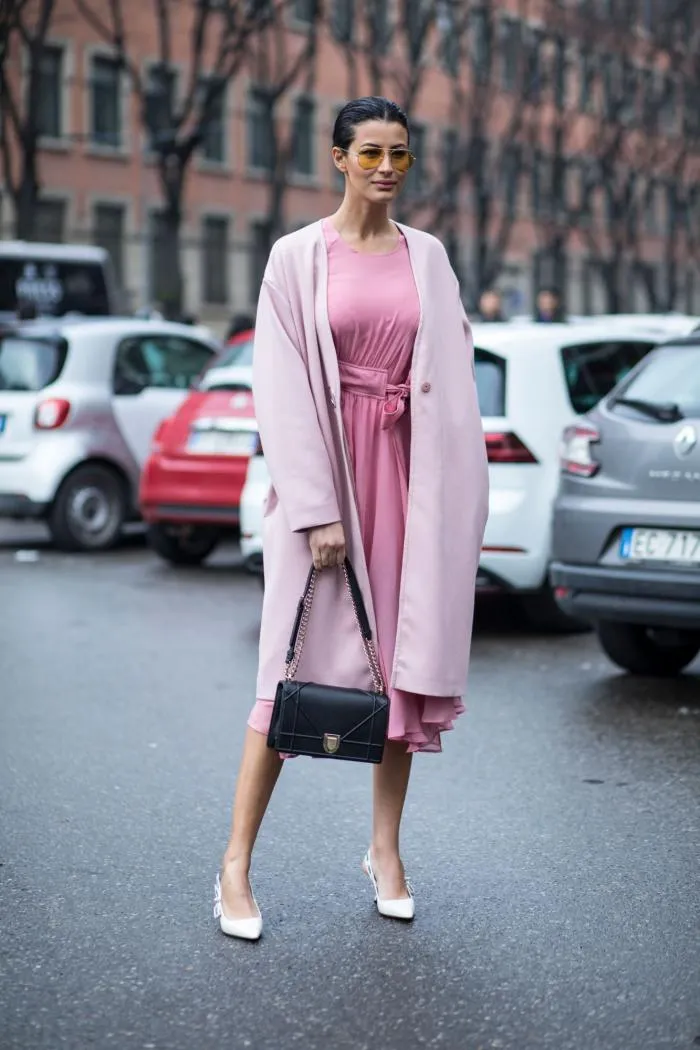 Что носить с розовым платьем