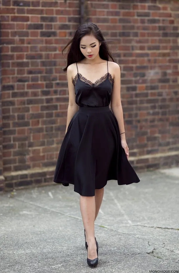 Романтическое черное платье с бретельками