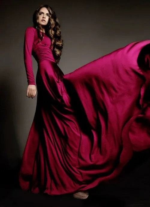 Вечерние платья бордовых оттенков выглядят великолепно.