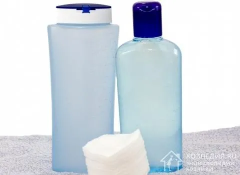 Очищайте сумки с кожаной обивкой молочком и лосьоном для снятия макияжа