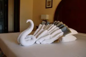 оригинальное полотенце с лебедями