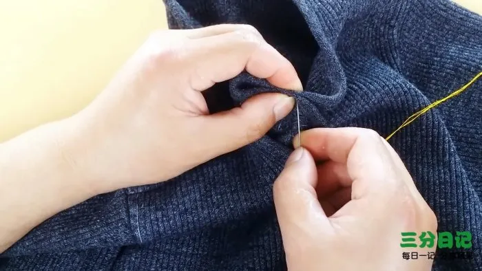 Как уменьшить вырез джемпера или футболки своими руками