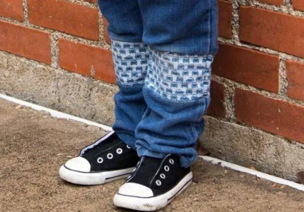 Удлините детские джинсы, сделав оригинальные вставки из разноцветных тканей