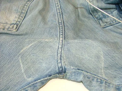 Потертая джинсовая ткань
