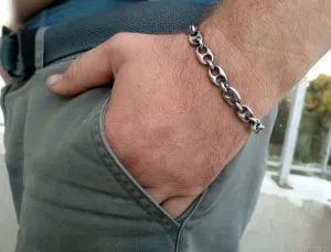 На какой руке носить мужской браслет: правила и нюансы