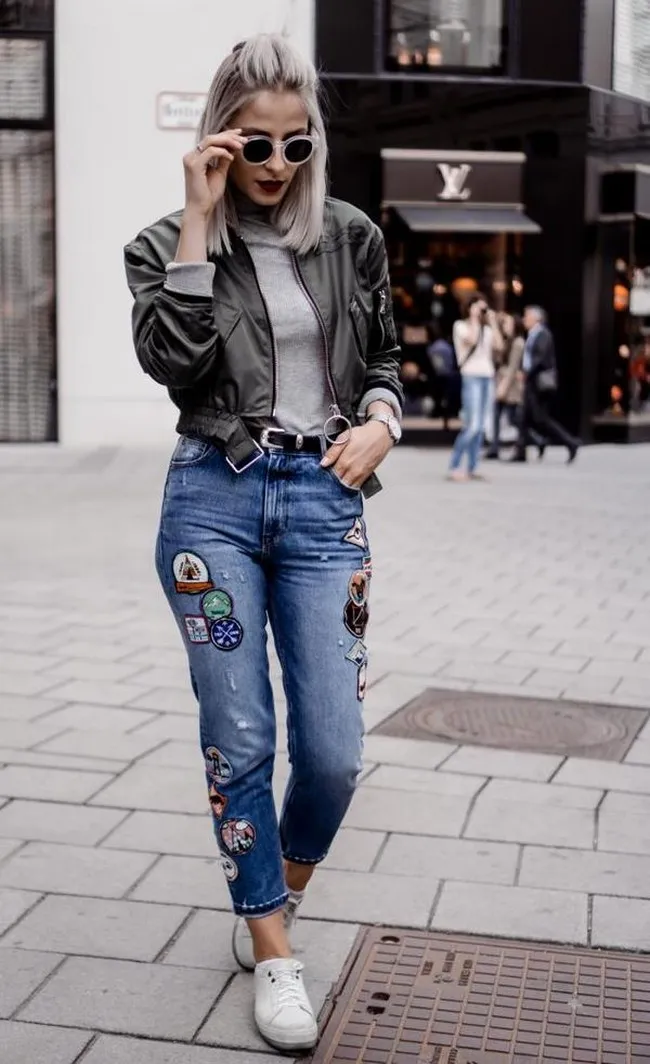 Бомбер женский с джинсами