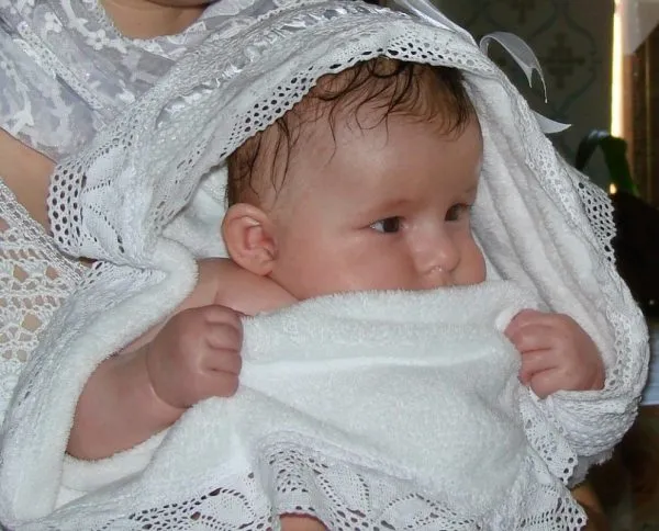 Ребенок с крестильными полотенцами.
