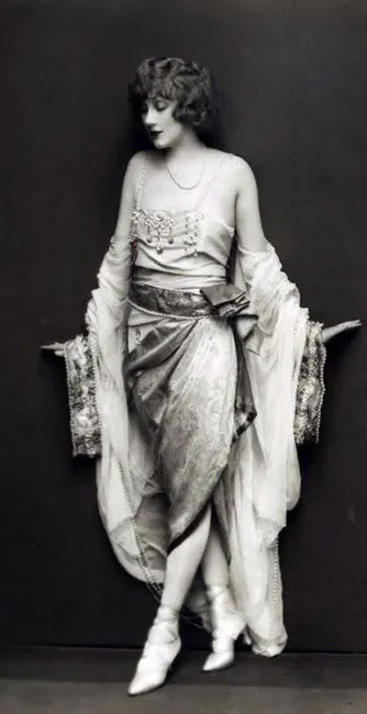 Модель платья в стиле Гэтсби с изящными браслетами.