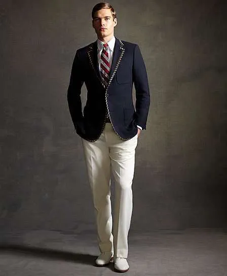 Белые брюки, синий обтягивающий пиджак в морском стиле, полосатый галстук 
