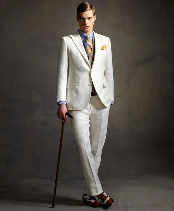 Модель в белом костюме Gatsby, жилетке и голубой рубашке.
